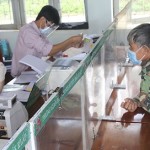 Phòng giao dịch NHCSXH huyện Đắk R'lấp giao dịch với người dân tại Điểm giao dịch xã Đắk Sin
