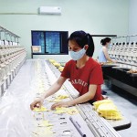 Sản xuất hàng may mặc tại Công ty TNHH Dịch vụ và Thương mại Thu Hà (huyện Thanh Liêm)