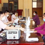 Các đối tượng chính sách ở xã Phù Linh, huyện Sóc Sơn (Hà Nội) đến Điểm giao dịch của NHCSXH tại trụ sở UBND xã làm thủ tục, nhận vốn vay