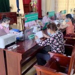 Hoạt động giao dịch tại Điểm giao dịch xã của Phòng giao dịch NHCSXH huyện Hương Sơn luôn thực hiện tốt hướng dẫn “5K” của Bộ Y tế