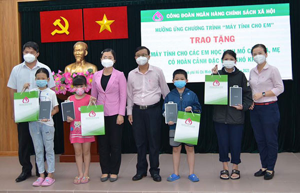 Các em học sinh trên địa bàn quận Bình Tân (TP HCM) được nhận máy tính