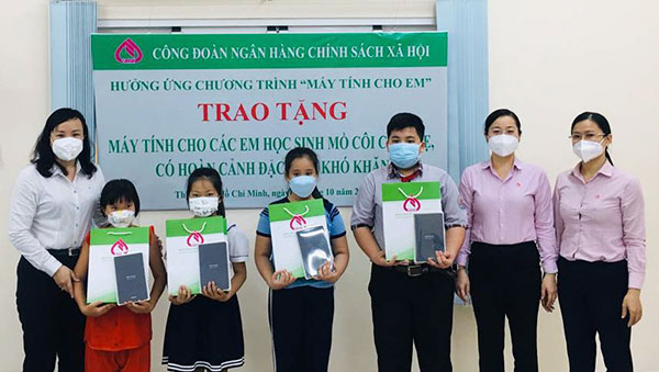 Máy tính cũng đã được trao cho các em học sinh trên địa bàn Quận Bình Chánh (TP HCM)