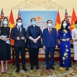 Phó Tổng Giám đốc Trần Lan Phương thay mặt NHCSXH nhận Kỷ niệm chương BPP từ Chính phủ Australia dưới sự chứng kiến của 02 Bộ trưởng Ngoại giao Australia và Việt Nam