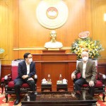 Chủ tịch Ủy ban Trung ương MTTQ Việt Nam Đỗ Văn Chiến chia sẻ với Tổng Giám đốc NHCSXH Dương Quyết Thắng