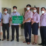 Công đoàn cơ sở chi nhánh NHCSXH tỉnh Đắk Lắk hỗ trợ kinh phí cho Trung tâm y tế Buôn Ma Thuột phòng, chống dịch COVID-19
