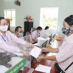 Chị Lương Thị Mến ở thôn Tát Cà, xã Tùng Bá, huyện Vị Xuyên tin tưởng gửi tiết kiệm 30 triệu đồng vào NHCSXH