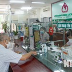 Người dân tham gia gửi tiền tiết kiệm tại trụ sở chi nhánh NHCSXH tỉnh Ninh Thuận