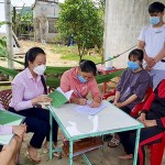 Cán bộ NHCSXH tỉnh Quảng Bình tuyên truyền hướng dẫn tận tình cho hộ dân về các chính sách cho vay ưu đãi