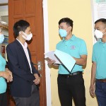 Giám đốc Phòng giao dịch NHCSXH huyện Tương Dương Nguyễn Văn Hồng trao đổi nghiệp vụ với các tổ chức chính trị - xã hội