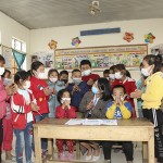 Cô giáo Vi Thị Hiền với các em học sinh trường Tiểu học 1 Môn Sơn