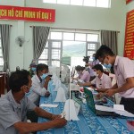 Phòng giao dịch NHCSXH huyện Đồng Xuân giải ngân vốn vay cho khách hàng bị ảnh hưởng bởi dịch COVID-19 tại xã vùng cao Phú Mỡ