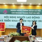 Phó Tổng Giám đốc NHCSXH Lê Thị Đức Hạnh trao cờ thi đua cho Phòng giao dịch NHCSXH huyện Ba Vì đạt danh hiệu đơn vị xuất sắc nhất chi nhánh