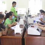 Cán bộ Phòng giao dịch NHCSXH huyện Hà Quảng giải ngân cho khách hàng tại Điểm giao dịch xã