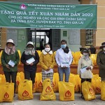 Công đoàn cơ sở chi nhánh NHCSXH tỉnh Gia Lai phối hợp với UBND xã Yang Bắc, huyện Đak Pơ tổ chức chương trình tặng 100 phần quà Tết (500 nghìn đồng/suất) cho hộ nghèo và các gia đình chính sách trên địa bàn