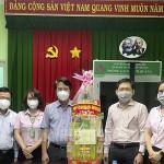 Phó Chủ tịch UBND Quận 6 Lê Thanh Bình thăm và tặng quà Phòng giao dịch NHCSXH Quận 6 nhân dịp Tết Nguyên đán Nhâm Dần 2022