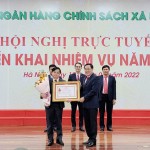Tổng Giám đốc NHCSXH Dương Quyết Thắng (bên phải) trao Huân chương Lao động hạng Nhất của Chủ tịch nước cho chi nhánh NHCSXH tỉnh Lâm Đồng
