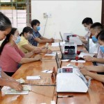 Các hộ nghèo ở Phú Thọ làm thủ tục vay vốn các chương trình tín dụng ưu đãi tại Điểm giao dịch xã