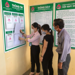 NHCSXH huyện Đại Lộc thông tin cho bà con nông dân về tín dụng chính sách tại Điểm giao dịch xã