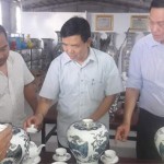 Chủ tịch Hội CCB tỉnh Ninh Bình Lương Văn Tuấn (giữa) thăm cơ sở sản xuất gốm Bồ Bát tại huyện Yên Mô