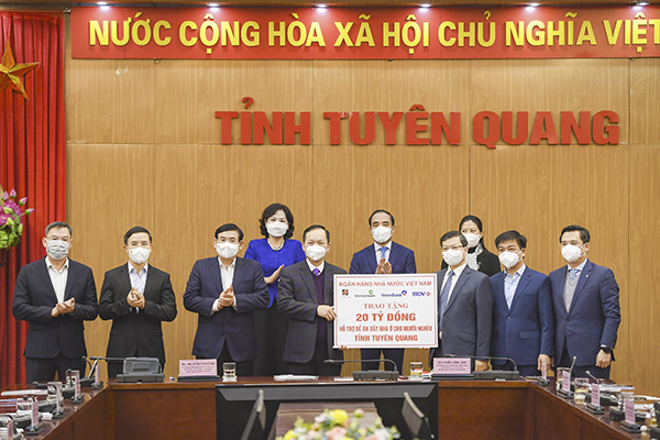 Phó Thống đốc Thường trực NHNN Đào Minh Tú trao 20 tỷ đồng của ngành Ngân hàng hỗ trợ đề án xây nhà ở cho người nghèo tỉnh Tuyên Quang