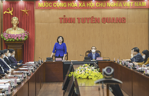 Đồng chí Nguyễn Thị Hồng phát biểu tại buổi làm việc với Tỉnh ủy, HĐND, UBND tỉnh Tuyên Quang