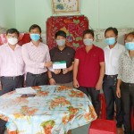 Công đoàn cơ sở chi nhánh NHCSXH tỉnh Bến Tre trao tiền hỗ trợ cho em Võ Tấn Tài
