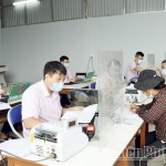 NHCSXH huyện Tủa Chùa thực hiện giao dịch tại xã