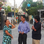 Ông Nguyễn Văn Minh (giữa) trò chuyện với người dân trong khu phố