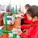 Người dân huyện Thới Lai nhận vốn vay giải ngân tại Điểm giao dịch xã