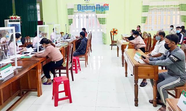 Phòng giao dịch NHCSXH huyện Ba Tơ giải ngân vốn ưu đãi cho người dân tại Điểm giao dịch xã Ba Giang ngay sau kỳ nghỉ Tết