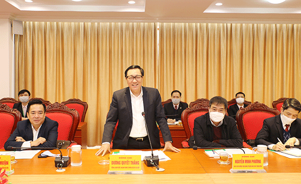 Tổng Giám đốc NHCSXH Dương Quyết Thắng phát biểu tại buổi làm việc với Tỉnh ủy Hòa Bình