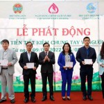 Các tổ chức chính trị - xã hội nhận ủy thác tỉnh Lâm Đồng và khách hàng đầu tiên (bìa phải) tham gia “Ngày gửi tiền tiết kiệm chung tay vì người nghèo”