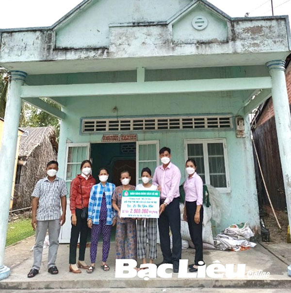 Công đoàn cơ sở chi nhánh NHCSXH tỉnh Bạc Liêu trao hỗ trợ cho em Lê Thị Yến Nhi