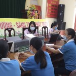 Hội viên phụ nữ huyện Nam Đàn tham gia gửi tiền tiết kiệm tại Điểm giao dịch xã