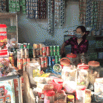 Tiệm tạp hóa của chị Huỳnh Thị Kim Liên trưng bày đa dạng mặt hàng, phục vụ nhu cầu người tiêu dùng