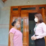 Bà Uông Thị Phượng trao đổi với cán bộ NHCSXH tại căn nhà mới xây