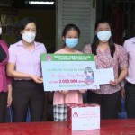 Trao hỗ trợ từ đỡ đầu cho em Nguyễn Hoàng Phương Trúc