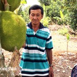 Ông Phạm Văn Khánh trao đổi về kinh nghiệm chăm sóc cây trồng với một hộ đồng bào DTTS vay vốn NHCSXH
