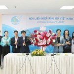 Tổng Giám đốc Dương Quyết Thắng và các đồng chí Lãnh đạo NHCSXH (bên trái) chúc mừng đồng chí Hà Thị Nga tái đắc cử Chủ tịch Hội LHPN Việt Nam