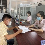 Khách hàng doanh nghiệp ký nhận vốn tín dụng chính sách tại trụ sở Phòng giao dịch NHCSXH TP Thuận An