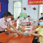 Người dân phường 2, TP Tây Ninh nhận giải ngân vốn vay ưu đãi tại Điểm giao dịch xã