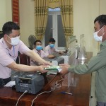 Anh Thái Văn Chín nhận tiền vốn vay giải ngân tại Điểm giao dịch xã