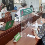 Cán bộ Phòng giao dịch NHCSXH huyện Lục Nam giải ngân vốn cho hộ nghèo xã Tam Dị