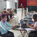 Cán bộ Phòng giao dịch NHCSXH huyện Phong Thổ giải ngân vốn vay cho bà con xã Mường So