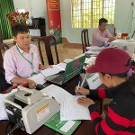 Phòng giao dịch NHCSXH huyện Lộc Ninh giao dịch với người dân tại xã Lộc Điền