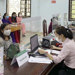 Chi nhánh NHCSXH tỉnh Thừa Thiên - Huế hướng dẫn khách hàng hoàn thiện hồ sơ vay vốn đảm bảo giải ngân nhanh chóng, kịp thời