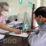 Khách hàng được NHCSXH chi nhánh tỉnh Bình Định hướng dẫn hoàn thiện hồ sơ giải ngân vốn hỗ trợ chương trình cho vay mua NOXH