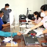 Người dân TP Biên Hòa thực hiện thủ tục vay vốn tín dụng chính sách tại Điểm giao dịch xã