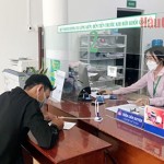 Khách hàng vay vốn đi lao động thời vụ ở Hàn Quốc đang giao dịch với ngân hàng