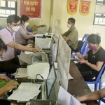 Cán bộ NHCSXH huyện Văn Chấn giải ngân nguồn vốn Nghị quyết 11 cho người dân ở xã Cát Thịnh